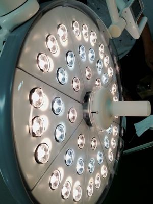 Medical Equipment 40000 Lux Surgical Operating Light Union Tech 500mm Double Dome OT Light